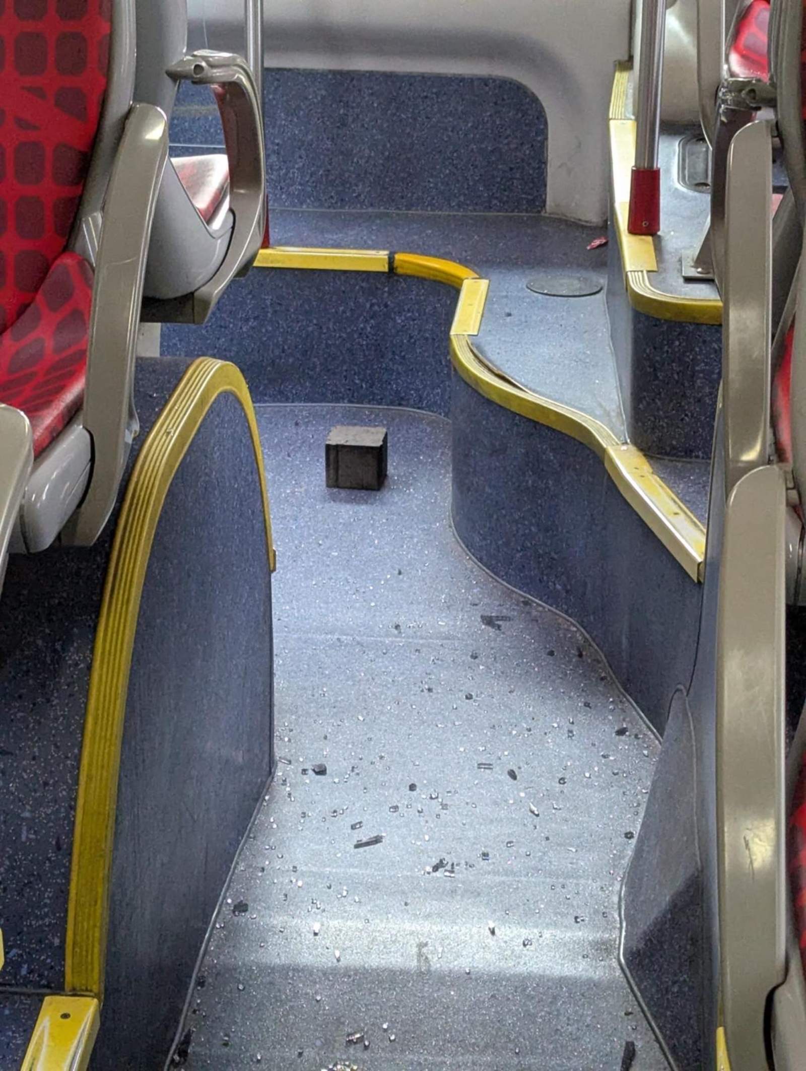 Detenido en Montjuïc un hombre que llevaba meses lanzando piedras a vecinos, buses y una escuela