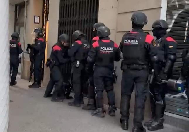 Detenida una banda que asaltaba con cuchillos a jóvenes en patinete para robarles el móvil en Barcelona