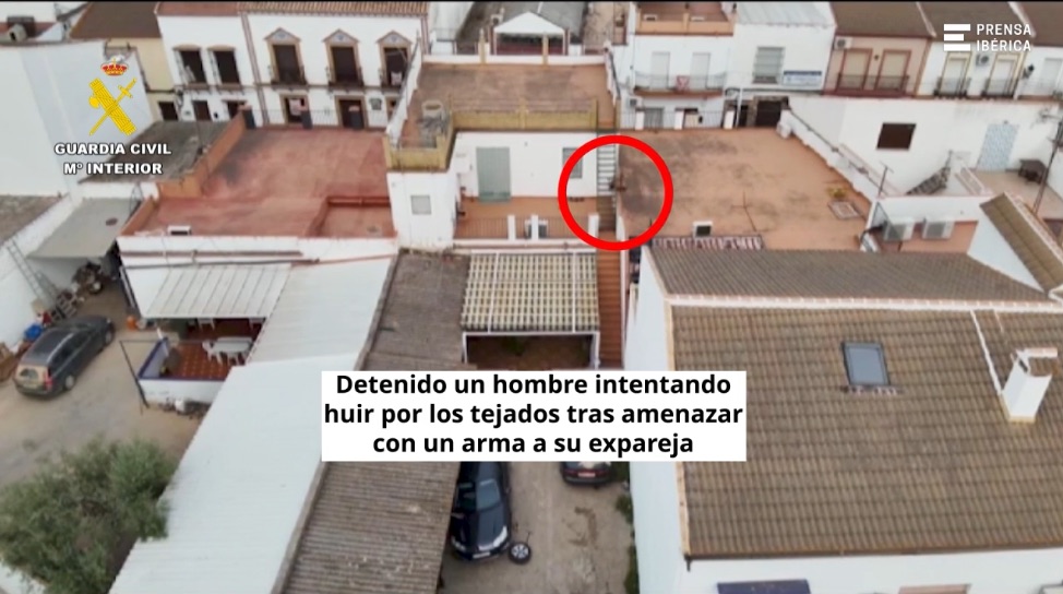 Detenido en Benacazón (Sevilla) tras amenazar a su expareja con un arma de fuego y huir por las azoteas