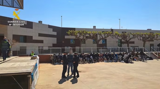 La Guardia Civil libera en Nules a 80 migrantes explotados laboralmente y detiene a siete personas