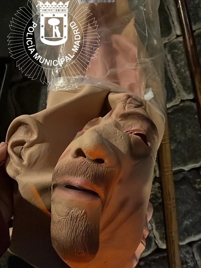 Detenidos dos hermanos con un arsenal de disfraces de anciano, drogas y una pistola simulada en un coche mal aparcado