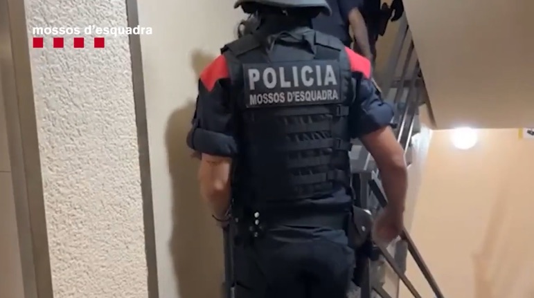 Detenidos cinco multirreincidentes por asaltar a una pareja con una pistola y una táser en Cornellà