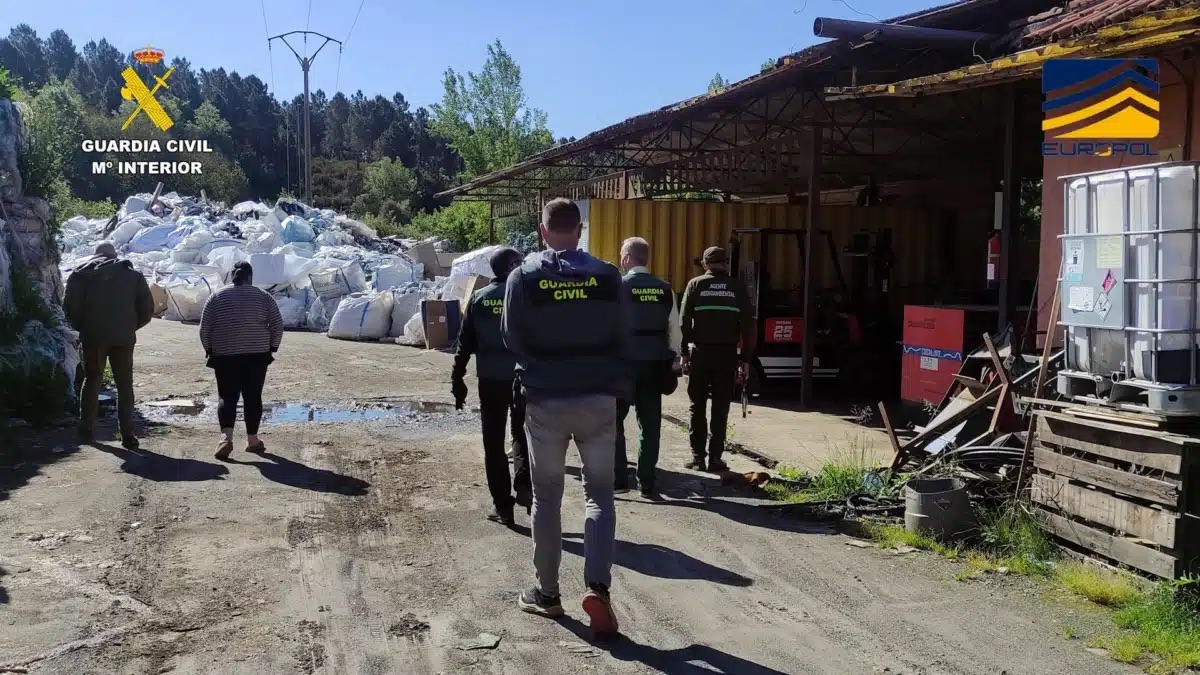 La Guardia Civil desmantela una banda dedicada al tráfico internacional de residuos plásticos