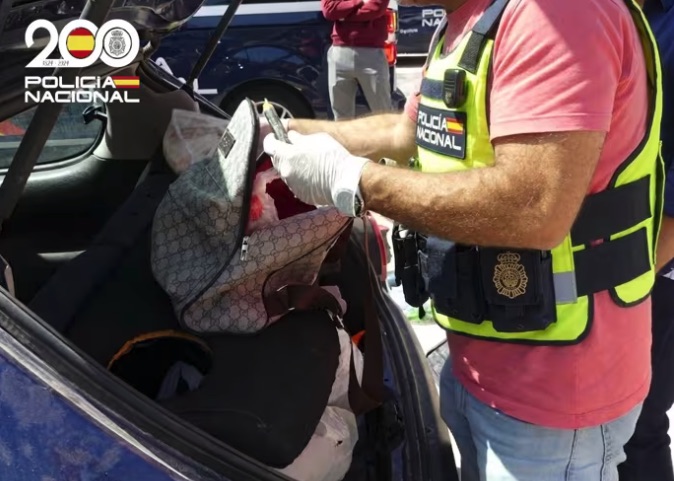 Detenido un hombre en Mahón acusado de causar daños y perpetrar una ola de robos en el interior de varios vehículos