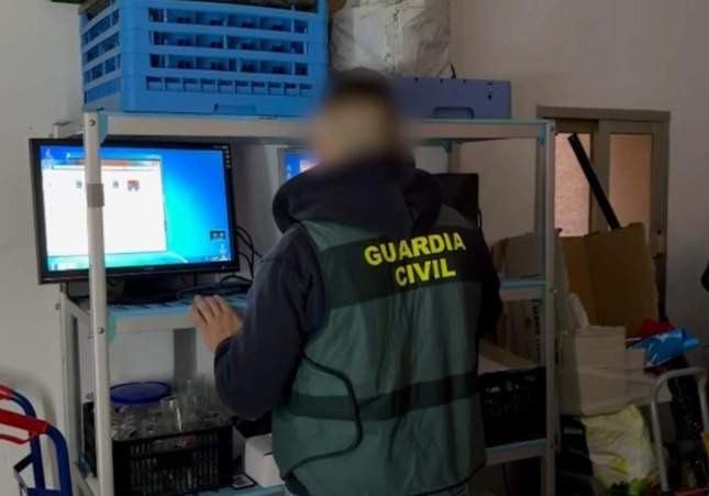 Detenido el dueño de un bar en Valencia por grabar a sus clientes con cámaras ocultas en el baño de hombres