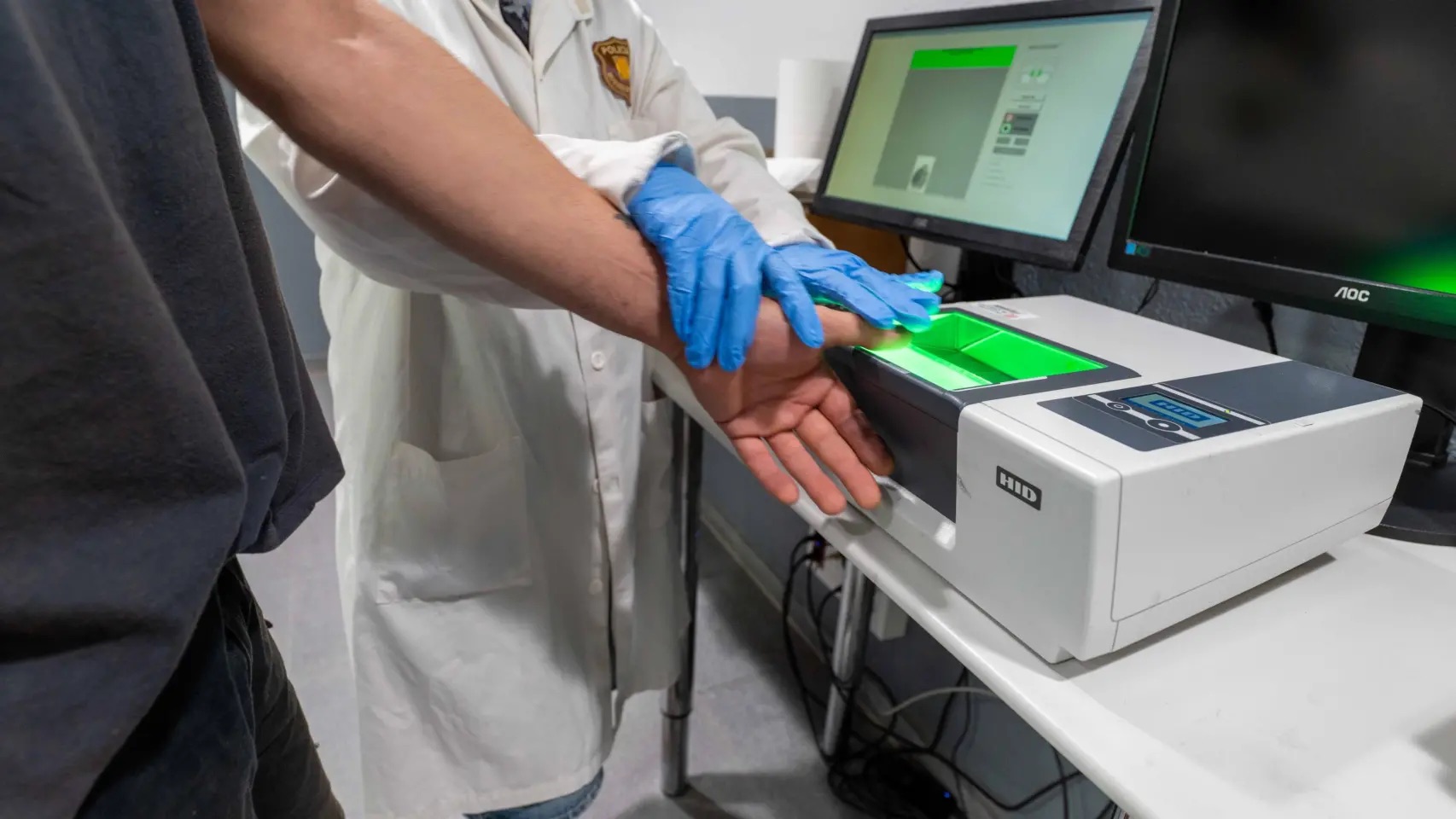 Detenidos en Rubí dos hombres por robar ropa de deporte e intentar atropellar a un agente de los Mossos durante la huida