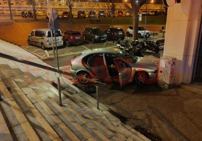 Un coche robado se empotra contra un Telepizza en Barcelona tras una persecución policial