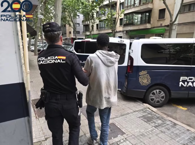 Detenido un hombre en Palma de Mallorca por atacar con unas tijeras a dos clientes en un cajero automático