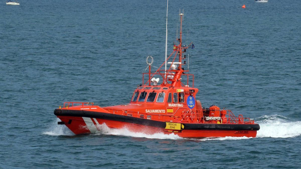 Rescate de 49 personas tras la llegada de dos pateras a Cabrera