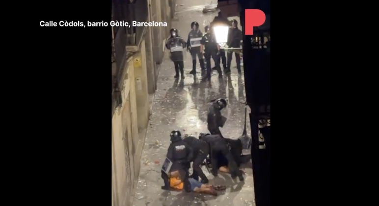 Vecinos del Gòtic denuncian delincuencia y ocupaciones en la calle Còdols de Barcelona