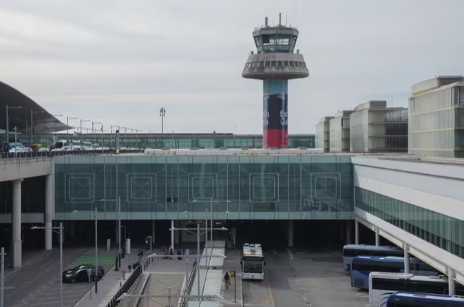 Los Mossos detectan 30 empresas fraudulentas de 'park & go' en el entorno del Aeropuerto de Barcelona