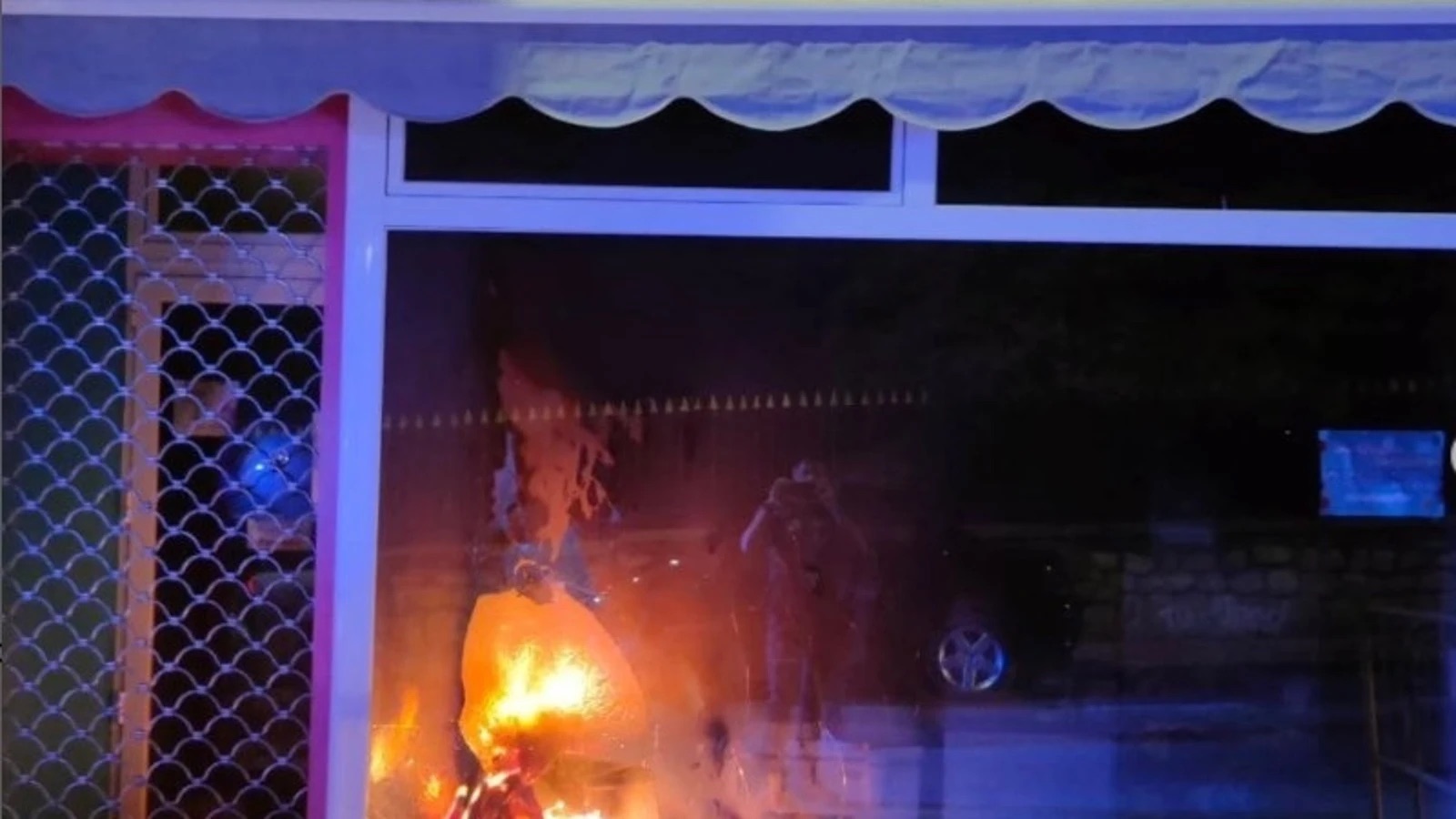 Controlado un incendio en el escaparate de una tienda del centro de Cuenca