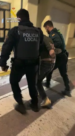 Detenidos dos presuntos ladrones tras una persecución policial por chalets de Bétera y San Antonio de Benagéber