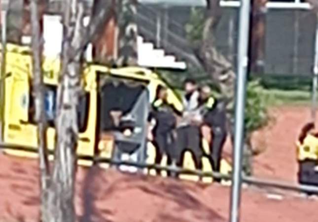 Dos detenidos por asaltar a una mujer con la técnica del 'mataleón' a plena luz del día en Barcelona