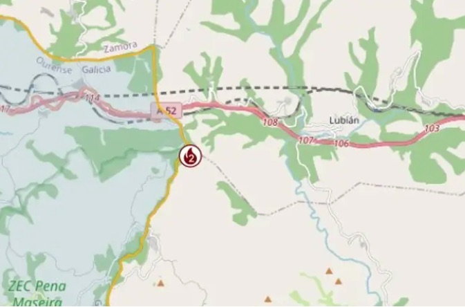 Un incendio procedente de Galicia obliga a desalojar la localidad zamorana de Castromil