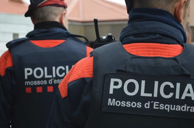 Detenida una mujer multirreincidente en La Llagosta por intentar robar 1.500 euros a una anciana en su ascensor