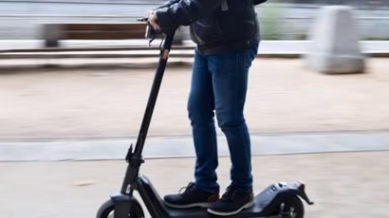 Una policía fuera de servicio impide el robo violento de un patinete eléctrico en un supermercado de Valladolid