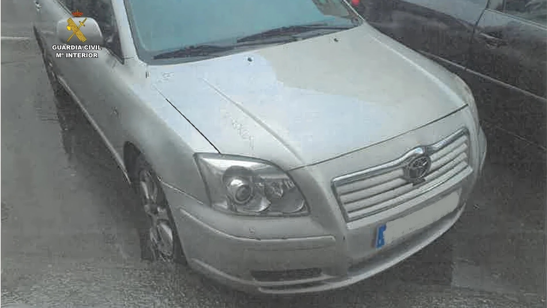 Pincha las ruedas de 13 coches para encubrir su ataque contra su expareja: libertad con destierro de Carballo