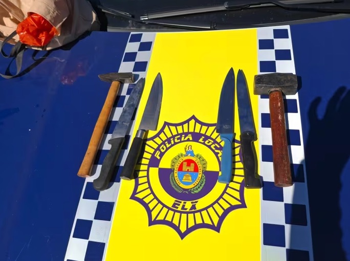 Detenido un hombre de 77 años por prender fuego a la casa de su expareja en Elche armado con cuchillos