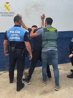 Detienen a cinco hombres por cuatro robos con fuerza en comercios, restauración y viviendas de Gáldar