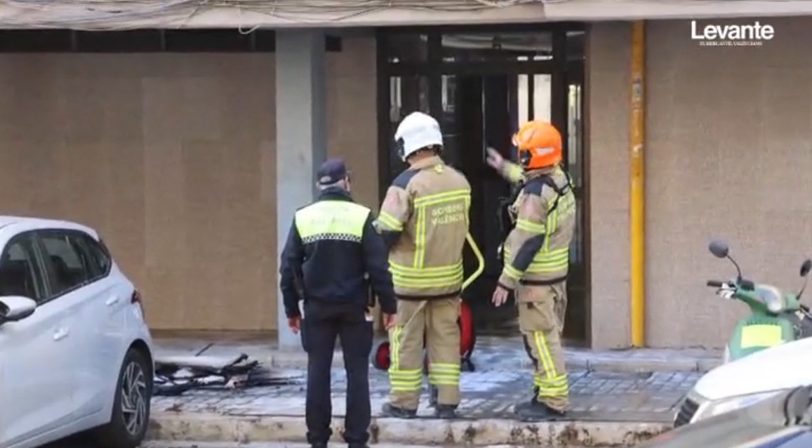 Un fallecido y 19 afectados en un grave incendio en el barrio de Tres Forques de Valencia