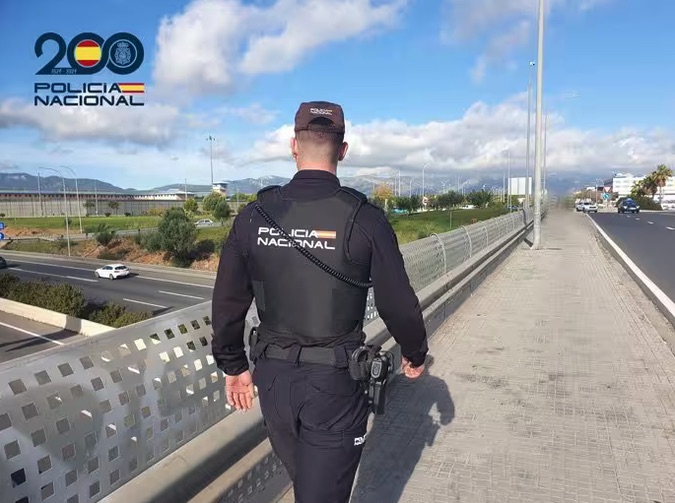 Un policía nacional en prácticas salva la vida de una mujer que intentaba precipitarse desde un puente en Palma