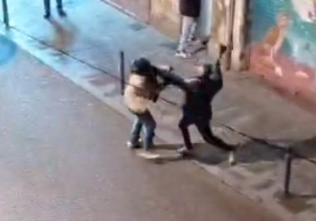 Violencia callejera en el Raval: Pelea de madrugada entre drogodependientes con el asiento de una bicicleta como arma