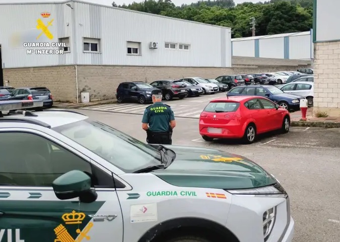 Dos detenidos por agredir a un conductor para robarle el coche y obligar a una persona a sacar 2.000 euros de un cajero