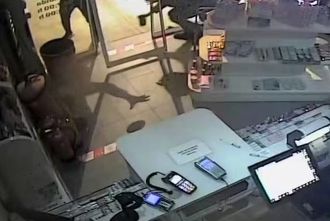 Detenidos dos jóvenes por perpetrar un robo en una estación de servicio y entrar en varios garajes en Ribadeo