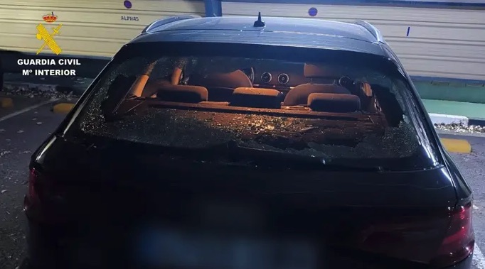 Detenido un joven por destrozar en el cuartel el coche de un policía que le multó en Banyeres de Mariola