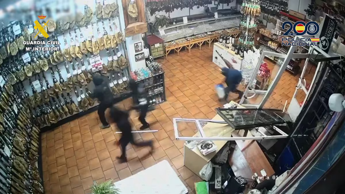 Cae banda de aluniceros  que robaba tragaperras, ibéricos y bicicletas tras reventar escaparates con coches robados