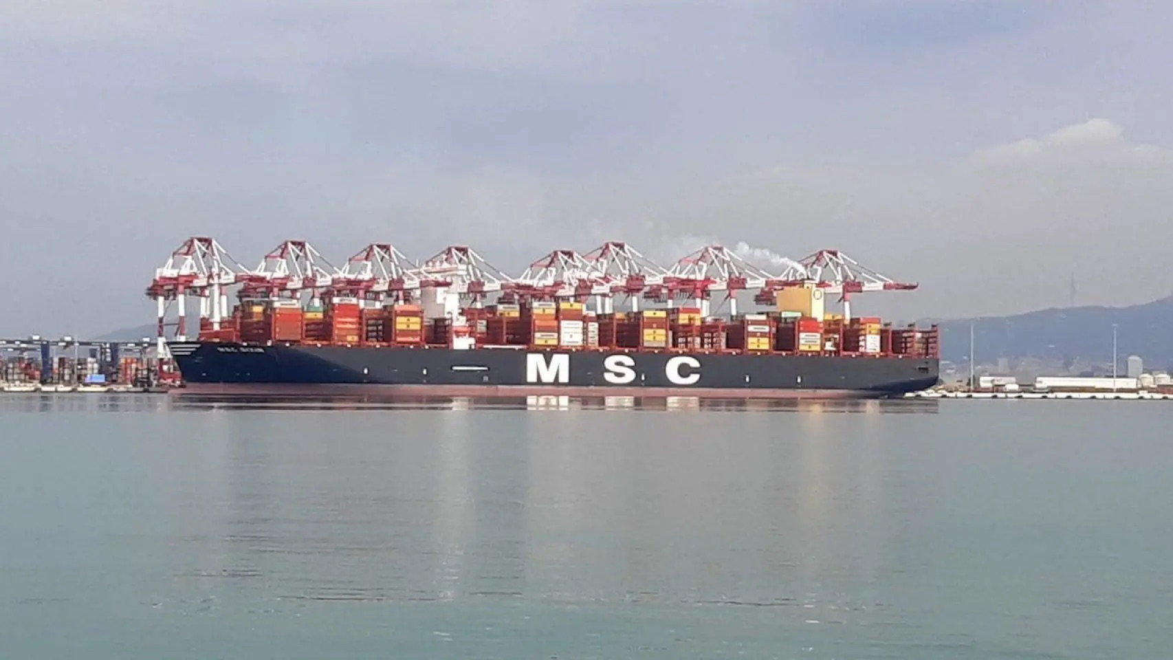 Accidente en el Port de Barcelona: reflotan un portacontenedores tras chocar con un remolcador