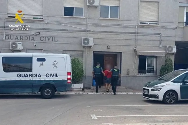 Detenido un hombre por grabar a mujeres en las duchas de un gimnasio de Torrevieja