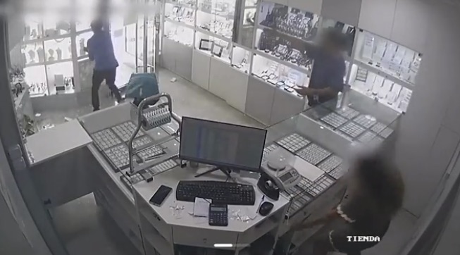 Detenidos los dos autores de un audaz atraco con martillo y un carrito de la compra en una joyería de Águilas