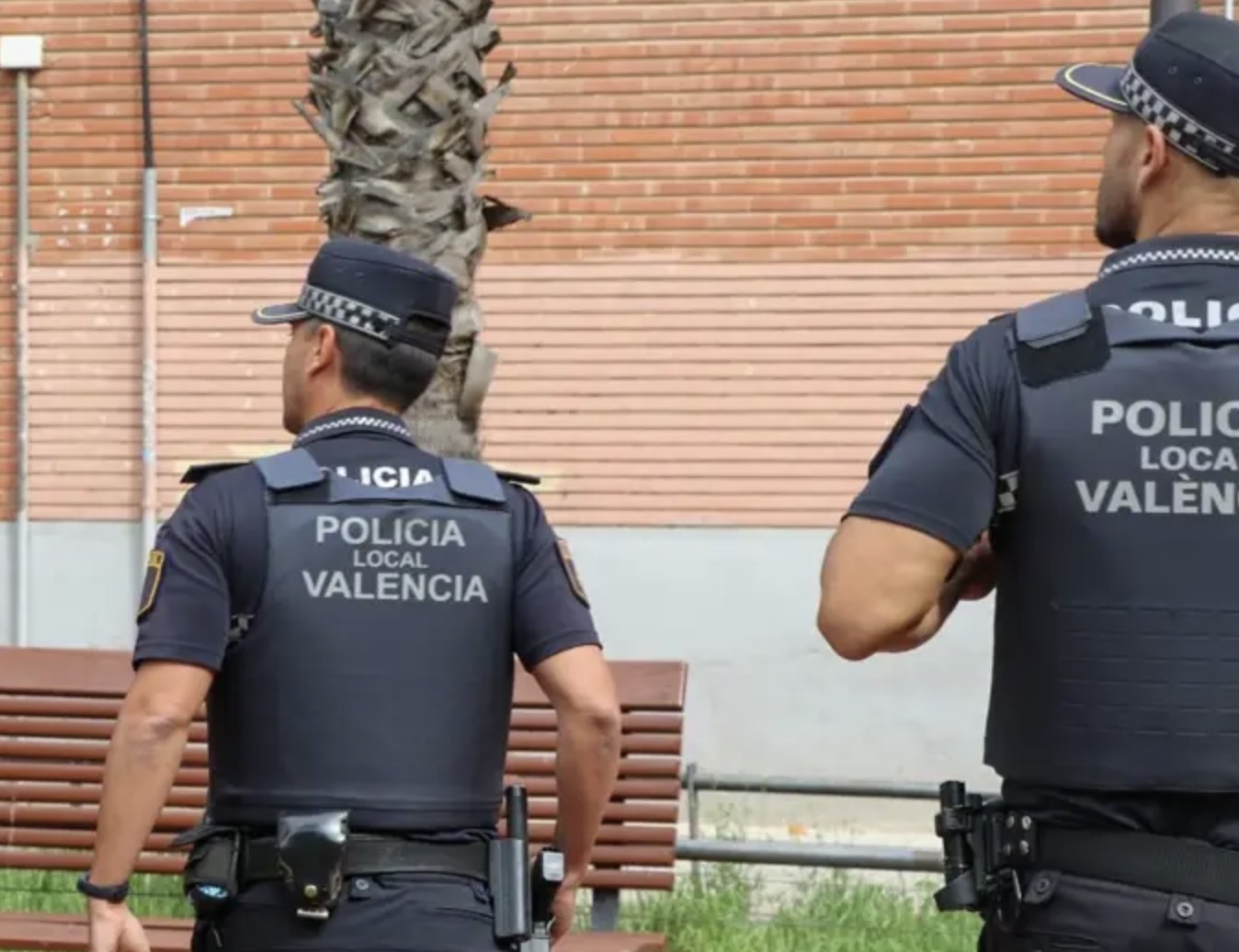 Detenidos dos individuos en Valencia por escalar una reja y robar en un piso con moradores dentro