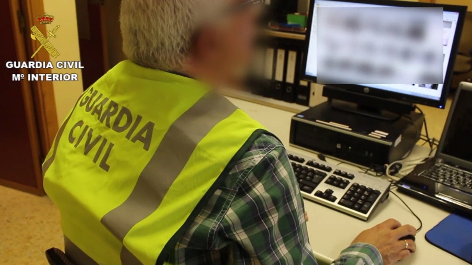 Detenido por pornografía infantil y grabar a familiares y amigos sin consentimiento en el baño de su casa en Burgos