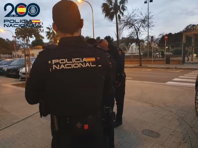 Dos detenidos, uno de ellos menor, por agredir e insultar de forma homófoba a una mujer en Palma