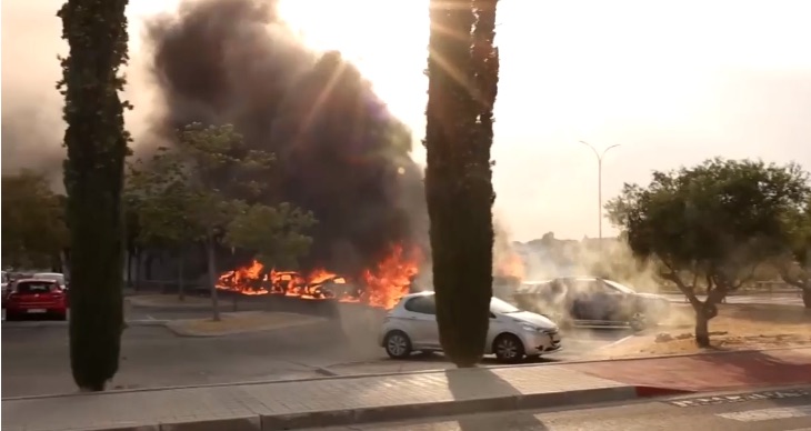 Diez vehículos calcinados en el parking exterior del centro comercial Xanadú de Arroyomolinos (Madrid)