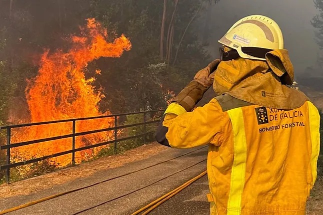 Incendio con cinco focos en A Cañiza (Pontevedra) obliga a confinar siete núcleos de población