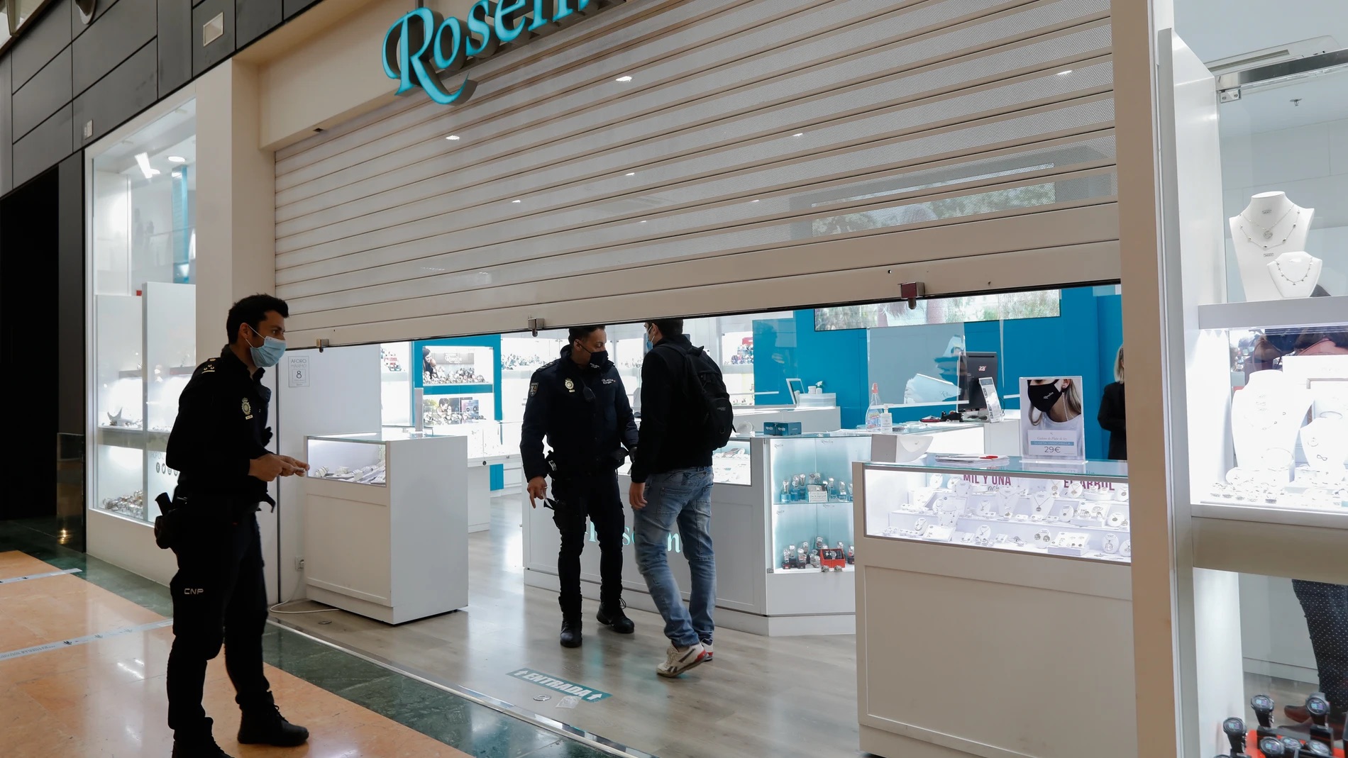 Cinco encapuchados asaltan a mazas una joyería de un centro comercial en Gran Canaria