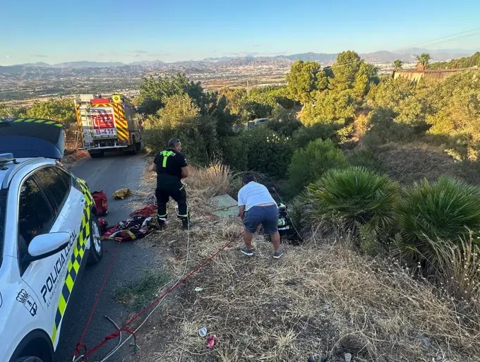Rescatado un anciano que quedó a centímetros de un precipicio en Alhaurín de la Torre