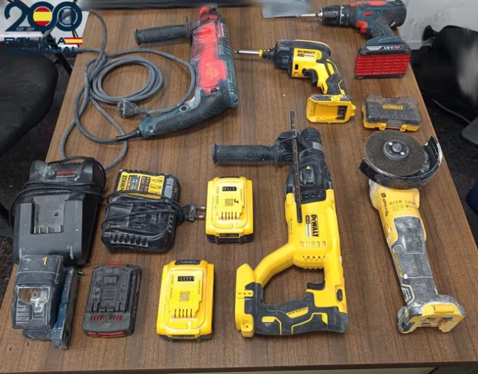 Persecución a pie en Palma tras sorprender a un hombre robando en furgonetas: seis vehículos forzados