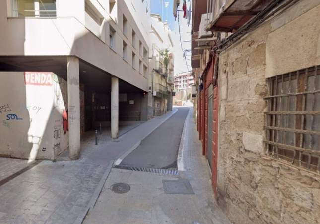 Detenido el propietario de un piso en Lleida por irrumpir en la vivienda y agredir a los inquilinos para echarlos