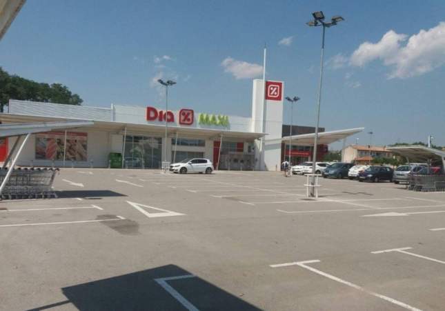 Atracan un supermercado de Centelles: los Mossos buscan a dos encapuchados armados y estudian su relación con otro robo