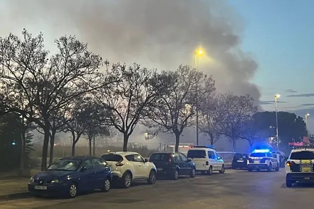 Investigan un incendio intencionado en una nave industrial bajo orden de derribo en Torrent (Valencia)