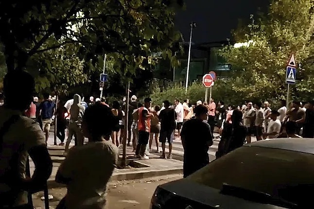 Patrullas vecinales y 12 detenidos por la tensión en un edificio ocupado de Barajas, a metros de la sede de la UCO