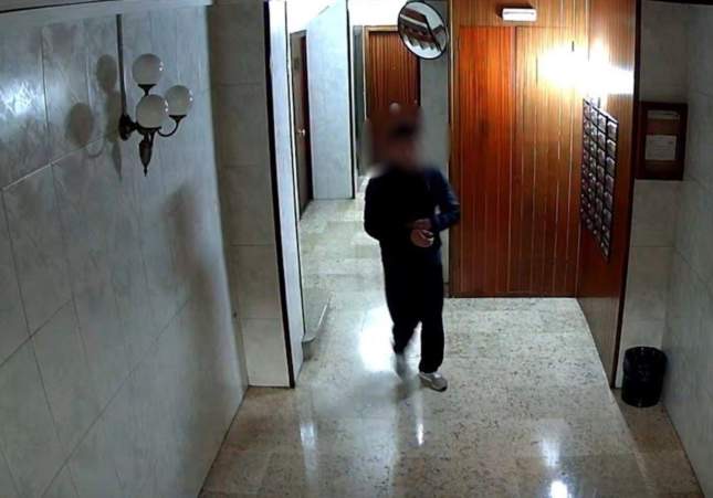 Los Mossos detienen en Barcelona a un ladrón que usaba el traductor del móvil para exigir joyas y dinero a ancianas