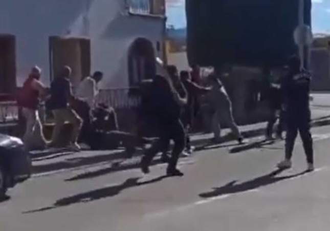 Investigan una batalla campal con palos entre dos grupos de la comunidad sikh en plena calle de Vic