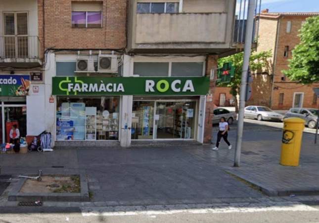 Pánico en una farmacia de Lleida: un encapuchado armado con un cuchillo atraca el local justo antes del cierre