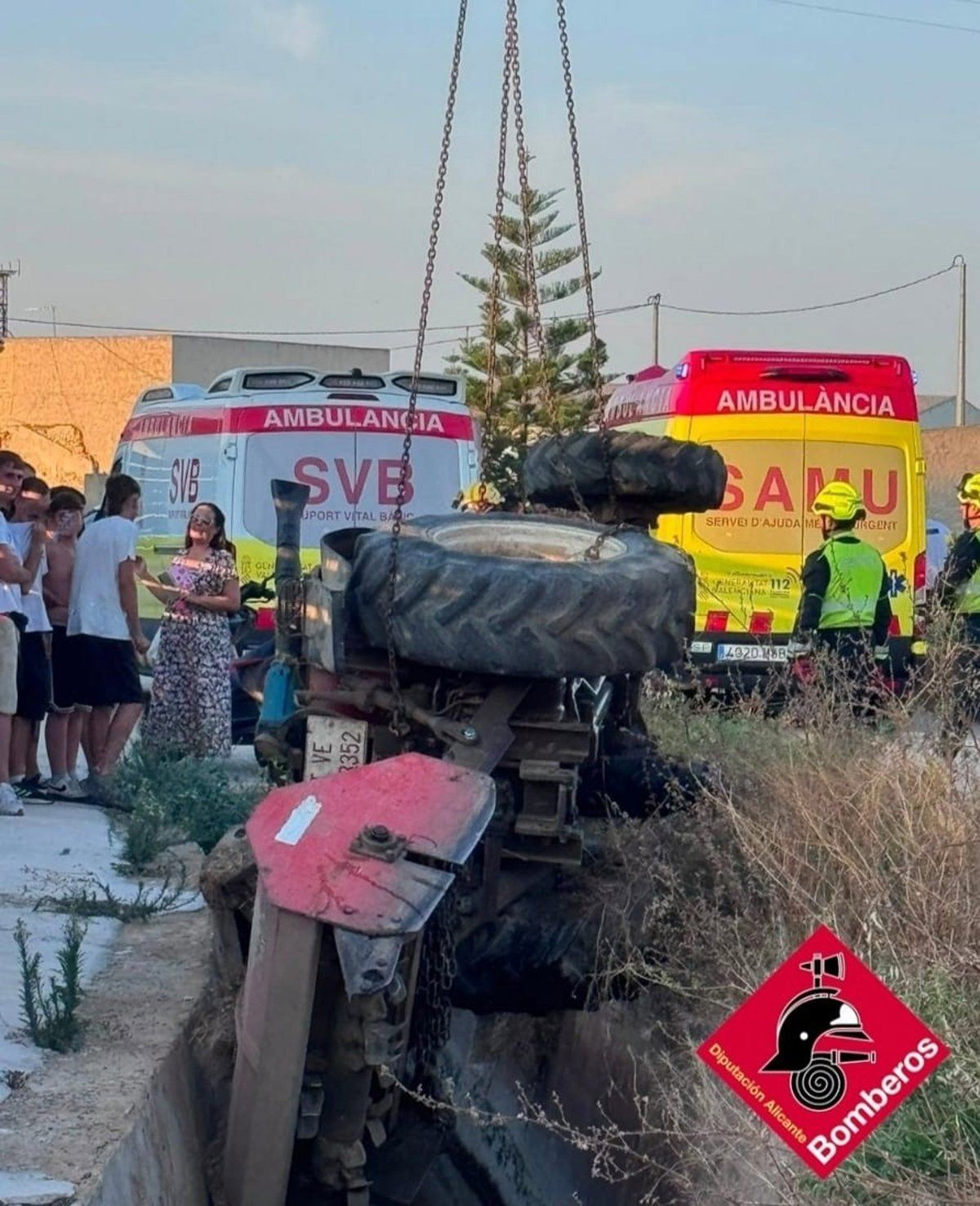 Rescate de conductor tras volcar su vehículo-tractor y caer a una acequia en Callosa de Segura (Alicante)